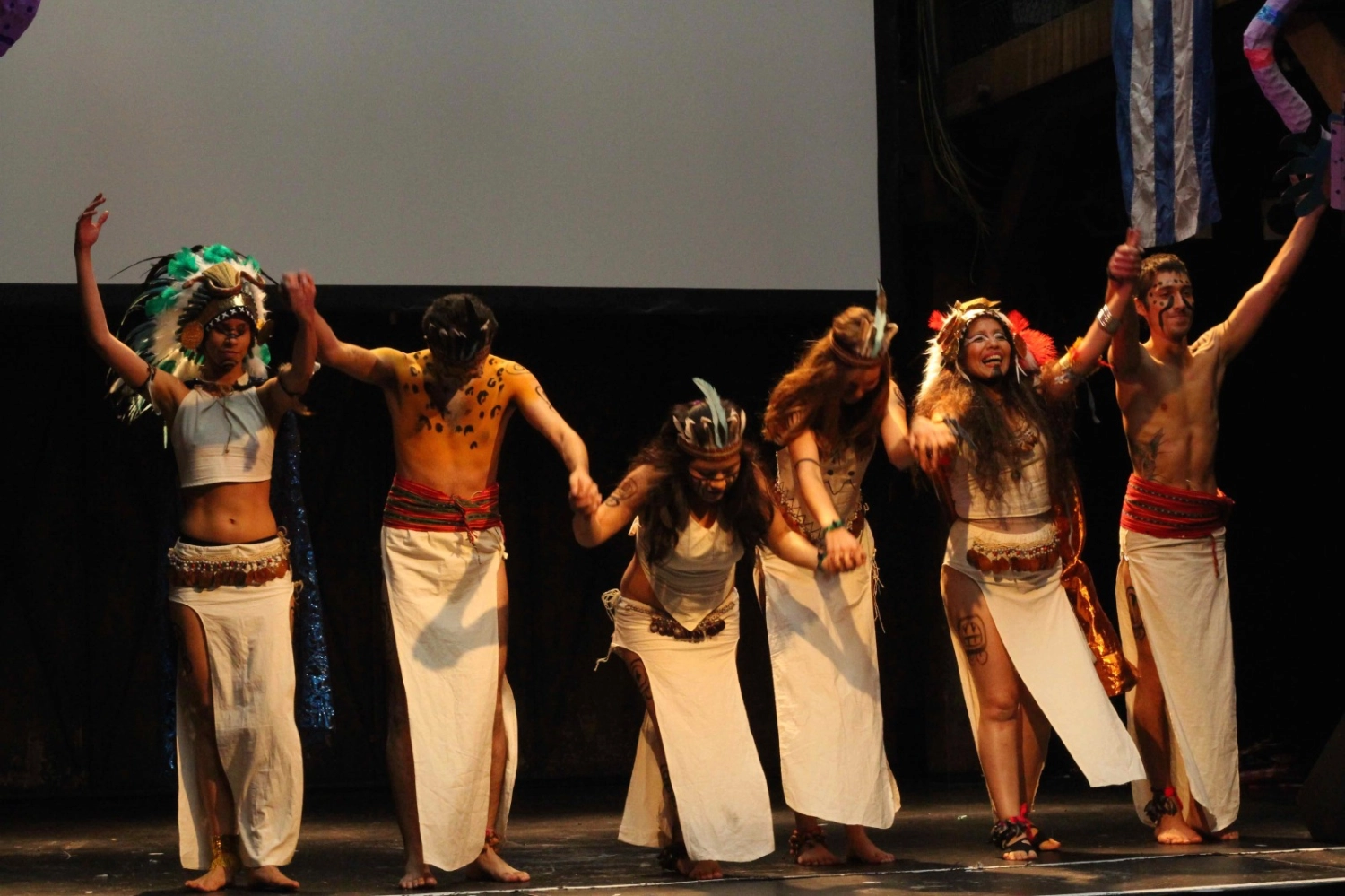 Chicas actuando en un escenario de Theatrewerkstattlasemilla